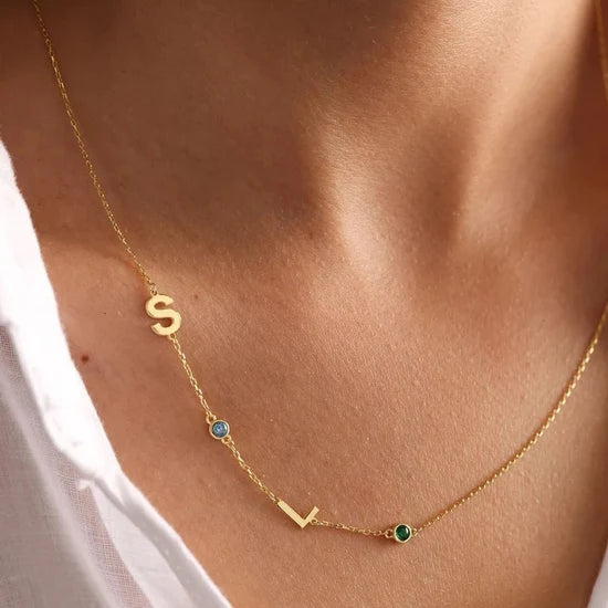 Collar personalizado con inicial lateral y piedra natal