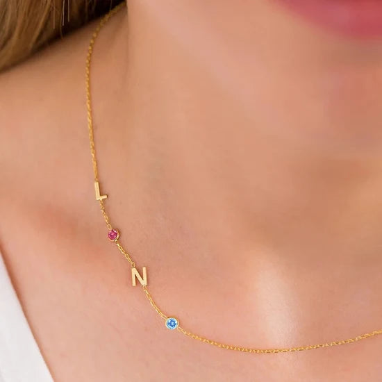 Collar personalizado con inicial lateral y piedra natal
