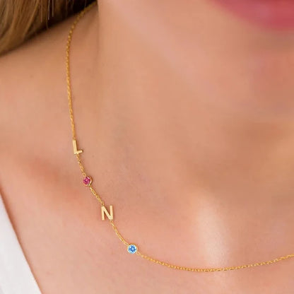 Collar personalizado con inicial lateral y piedra natal