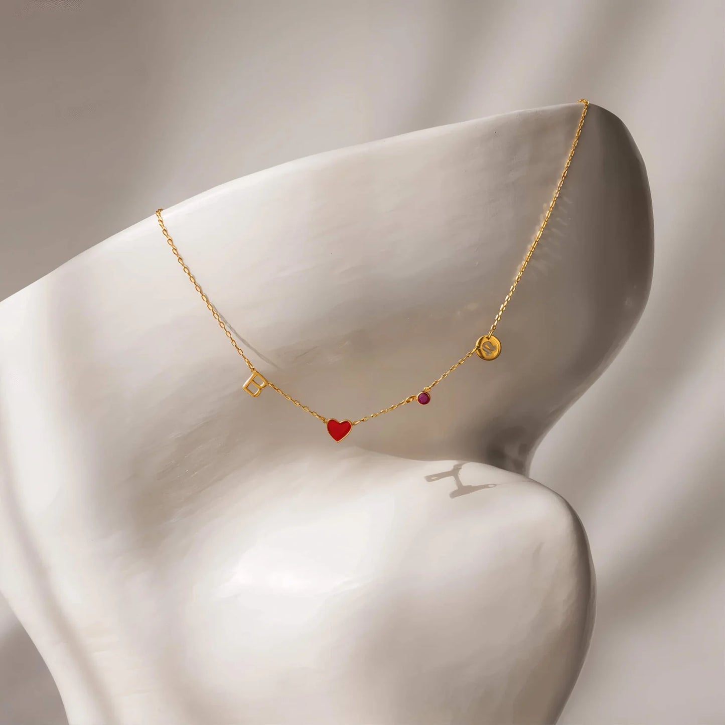 Collar personalizado con inicial en forma de corazón, piedra de nacimiento y signo zodiacal.