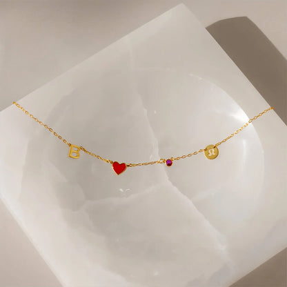 Collar personalizado con inicial en forma de corazón, piedra de nacimiento y signo zodiacal.