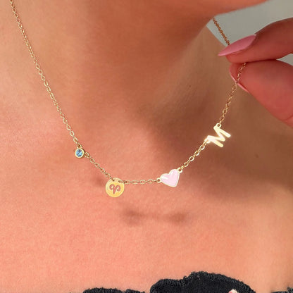 Collar personalizado con inicial en forma de corazón, piedra de nacimiento y signo zodiacal.