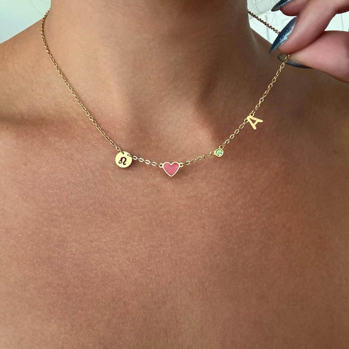 Collar personalizado con inicial en forma de corazón, piedra de nacimiento y signo zodiacal.