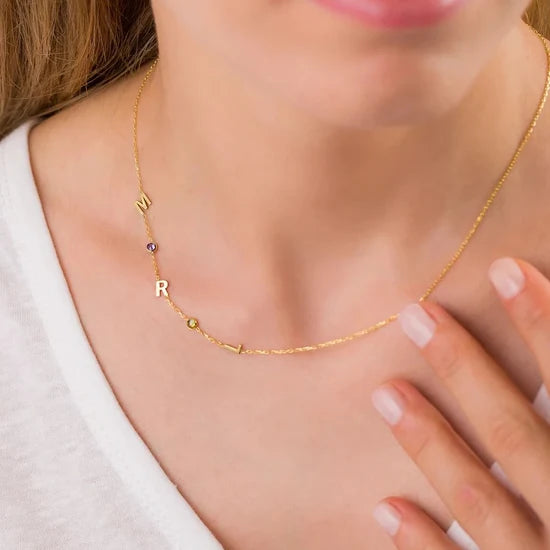 Collar personalizado con inicial lateral y piedra natal