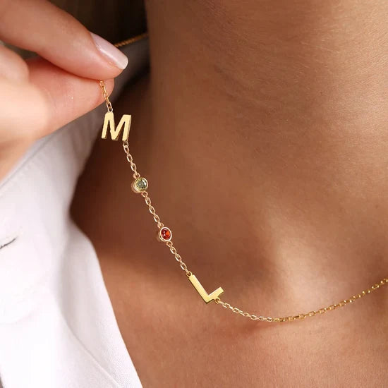 Collar personalizado con inicial lateral y piedra natal